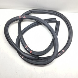 BORRACHA PORTA TRASEIRA ESQUERDA RENEGADE 2017 A 2024 AVARIA