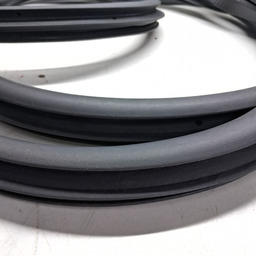 BORRACHA PORTA TRASEIRA ESQUERDA RENEGADE 2017 A 2024 AVARIA