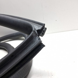 BORRACHA PORTA TRASEIRA ESQUERDA RENEGADE 2017 A 2024 AVARIA