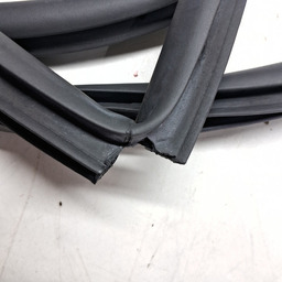 BORRACHA PORTA TRASEIRA ESQUERDA RENEGADE 2017 A 2024 AVARIA