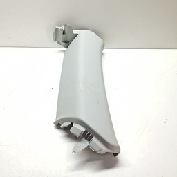 ACABAMENTO DIREITO COLUNA TRAS AUDI Q3 2015 A 2019 DETALHE