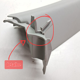 ACABAMENTO DIREITO COLUNA TRAS AUDI Q3 2015 A 2019 DETALHE