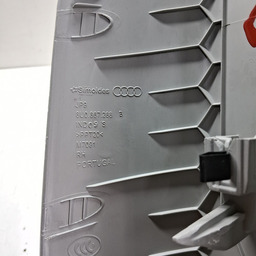 ACABAMENTO DIREITO COLUNA TRAS AUDI Q3 2015 A 2019 DETALHE