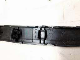 ACABAMENTO TELA MULTIMIDIA TRACKER 2020/  PEQ/ DETALHE