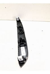 ACABAMENTO TELA MULTIMIDIA TRACKER 2020/  PEQ/ DETALHE