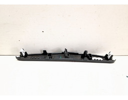 ACABAMENTO TELA MULTIMIDIA TRACKER 2020/  PEQ/ DETALHE