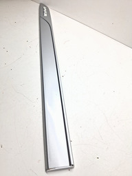 FRISO LATERAL PORTA DIANTEIRA DIR GM TRACKER 2020 A 2024 