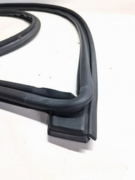 BORRACHA PINGADEIRA PORTA DIANTEIRA DIREITA TRACKER 2020/