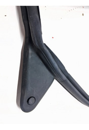 BORRACHA PINGADEIRA PORTA DIANTEIRA DIREITA TRACKER 2020/