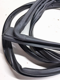 BORRACHA PINGADEIRA PORTA DIANTEIRA DIREITA TRACKER 2020/