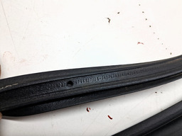 BORRACHA PINGADEIRA PORTA DIANTEIRA DIREITA TRACKER 2020/