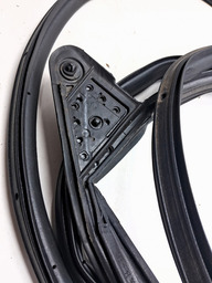 BORRACHA PINGADEIRA PORTA DIANTEIRA DIREITA TRACKER 2020/