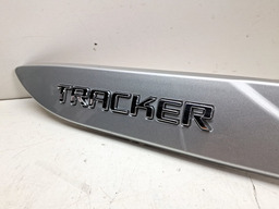 FRISO PORTA DIANTEIRA ESQUERDA CHEVROLET TRACKER 2020 A 2024