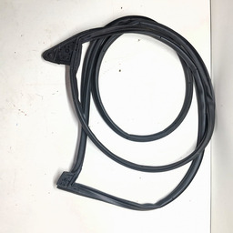 BORRACHA PINGADEIRA PORTA DIANTEIRA ESQUERDA TRACKER 2020/