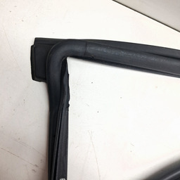 BORRACHA PINGADEIRA PORTA DIANTEIRA ESQUERDA TRACKER 2020/