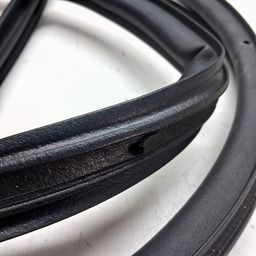 BORRACHA PINGADEIRA PORTA DIANTEIRA ESQUERDA TRACKER 2020/