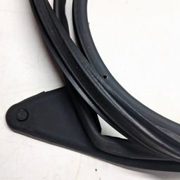 BORRACHA PINGADEIRA PORTA DIANTEIRA ESQUERDA TRACKER 2020/