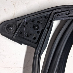 BORRACHA PINGADEIRA PORTA DIANTEIRA ESQUERDA TRACKER 2020/