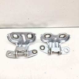 PAR DOBRADIÇAS PORTA TRAS ESQUERDA GM TRACKER 2020 A 2024