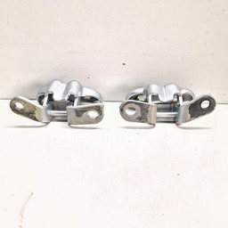 PAR DOBRADIÇAS PORTA TRAS ESQUERDA GM TRACKER 2020 A 2024