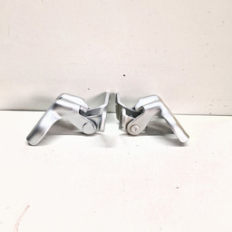 PAR DOBRADIÇAS PORTA TRAS ESQUERDA GM TRACKER 2020 A 2024