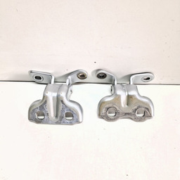 PAR DOBRADIÇAS PORTA TRAS ESQUERDA GM TRACKER 2020 A 2024