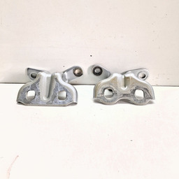 PAR DOBRADIÇAS PORTA TRAS ESQUERDA GM TRACKER 2020 A 2024