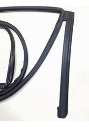 BORRACHA PORTA TRASEIRA ESQUERDA (CARROCERIA) TRACKER 2020/