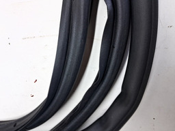 BORRACHA PORTA TRASEIRA ESQUERDA (CARROCERIA) TRACKER 2020/