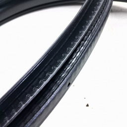 BORRACHA PORTA DIANTEIRA ESQUERDA (CARROCERIA) TRACKER 2020/