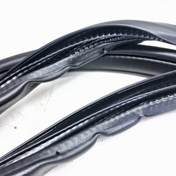 BORRACHA PORTA DIANTEIRA ESQUERDA (CARROCERIA) TRACKER 2020/