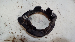 SUPORTE FAROL MILHA ESQUERDO SANDERO 2011 A 2014