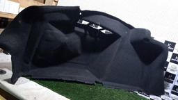 ACABAMENTO CARPETE LADO ESQ DO PORTA-MALAS C4 PALLAS 2010