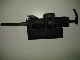 TRAVA DO TANQUE PORTINHOLA RENAULT MEGANE SEDAN 06 A 12