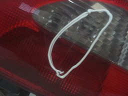 LANTERNA TAMPA TRASEIRO ESQUERDA MEGANE 2003 PQN AVARIA