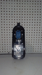 BOTÃO E MOLDURA VIDRO ELÉTRICO DIANTEIRO DIREITO SANDERO 