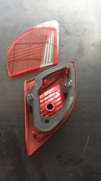 LANTERNA TAMPA TRASEIRA ESQUERDA PEUGEOT 408 2013 AVARIADA
