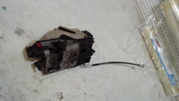 TRAVA PORTA TRASEIRO ESQUERDA PEUGEOT 208