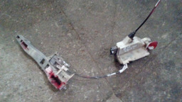 TRAVA PORTA DIANTEIRO ESQUERDA PEUGEOT 208