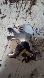 EMBLEMA TAMPA TRASEIRO PEUGEOT 206 SW ORIGINAL CROMADO 2006