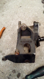 SUPORTE BOMBA HIDRAULICA XSARA 306 406 1.8 16V (9618961880)