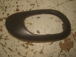 MOLDURAS MAÇANETA INTERNA TRASEIRA ESQUERDA PEUGEOT 206  UND