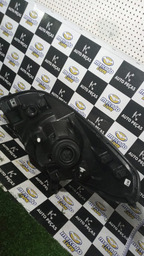 FAROL SANDERO 2012/2014 FAROL MANUAL CROMADO LADO DIREITO 