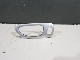 ACABAMENTO MOLDURA MAÇANETA INTERNA TRASEIRA ESQUERDA 307