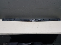 ACABAMENTO INFERIOR EXTERNO JANELA LADO ESQUERDO KANGOO 2001