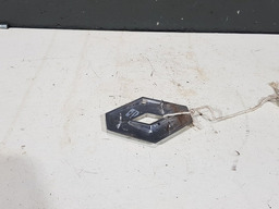 EMBLEMA LOGO TAMPA PORTA MALA RENAULT DUSTER 2016