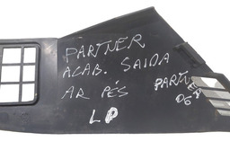 ACABAMENTO SAIDA DE AR PÉS INTERNO ESQUERDO PARTNER 2006