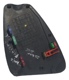 TAMPA CAIXA FUSIVEIS ESQUERDO RENAULT LOGAN 2012