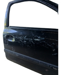 PORTA DIANTEIRA DIREITA RENAULT CLIO 2000/2002 COM DETALHE
