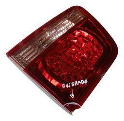 SINALEIRA LADO DIREITO TAMPA TRASEIRA HILUX 05/08 (DETALHE)